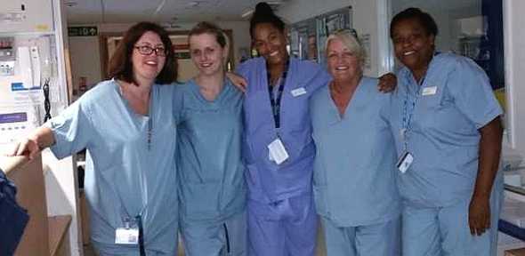 ana celia a direita com suas colegas de trabalho na maternidade do st peters hospital na inglaterra 1411490263500 615x300